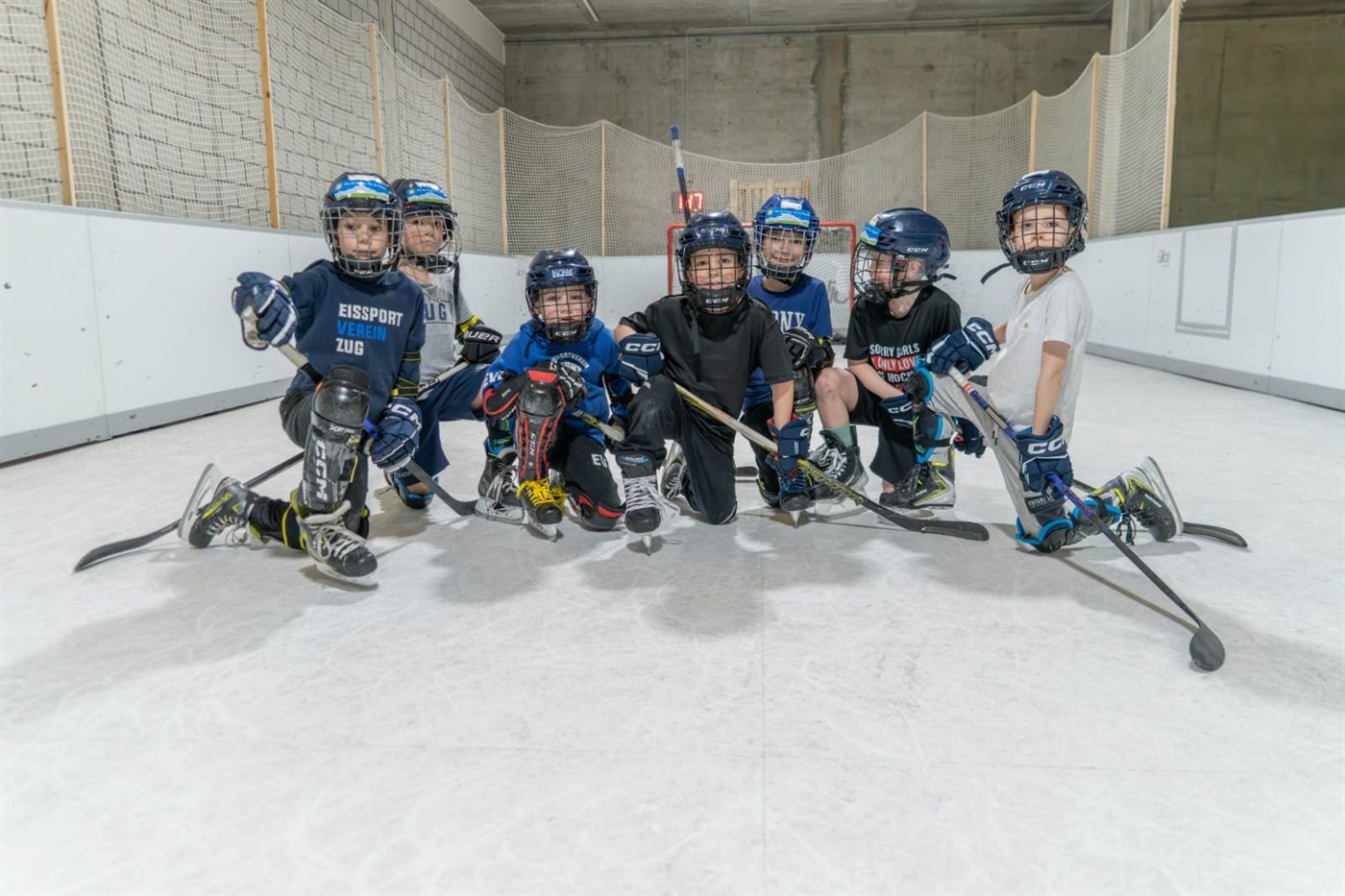 Kinder-Team in voller Ausrüstung auf dem Glice-Eis